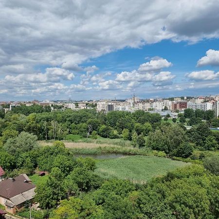 Світло Цілодобово Просторі Апартаменти Біля Гідропарку Топільче Ternopil Bagian luar foto